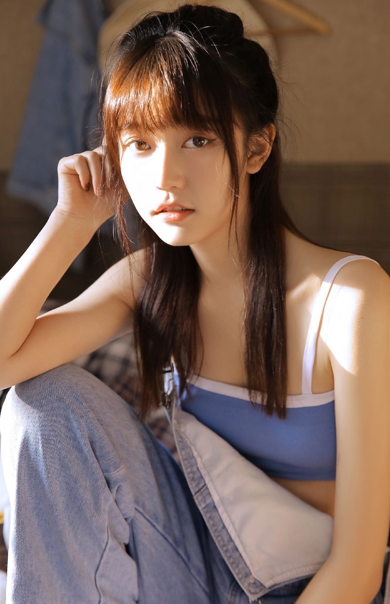 牛仔背带裤小姐姐室内个人写真