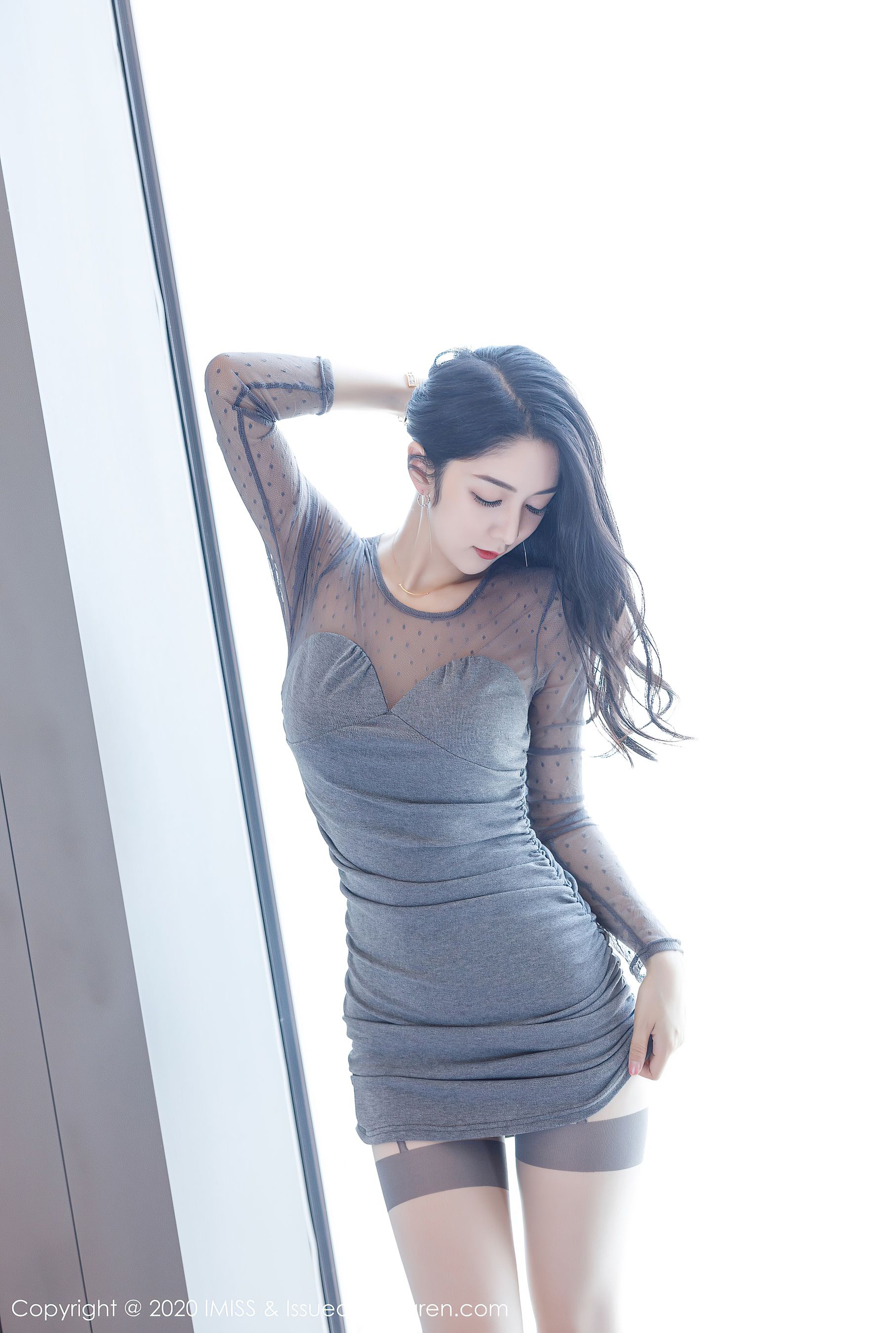 [爱蜜社IMiss] Vol.479 Angela小热巴 - 灰色风格的都市丝袜美腿写真