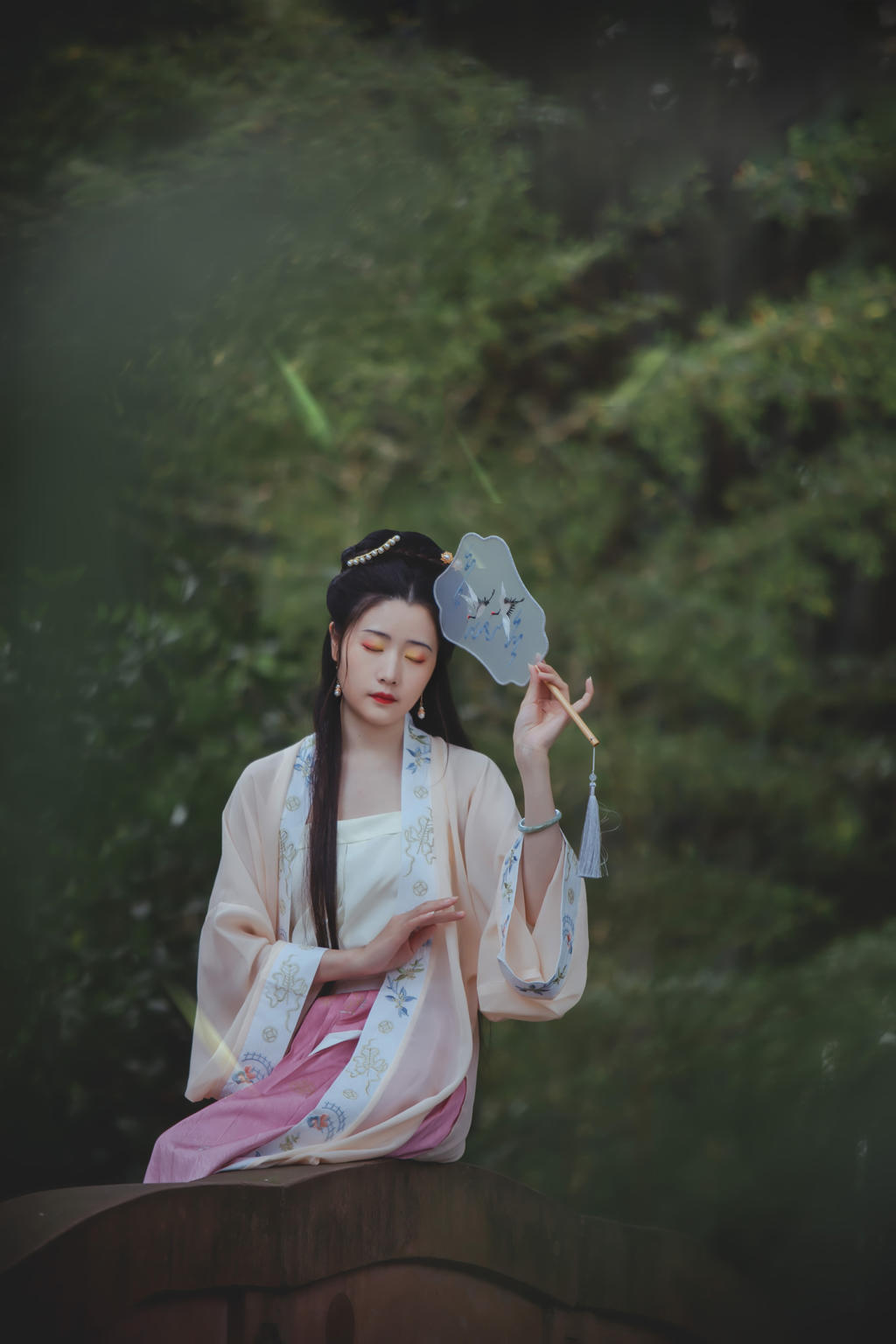 长发及腰汉服美女唯美古风摄影