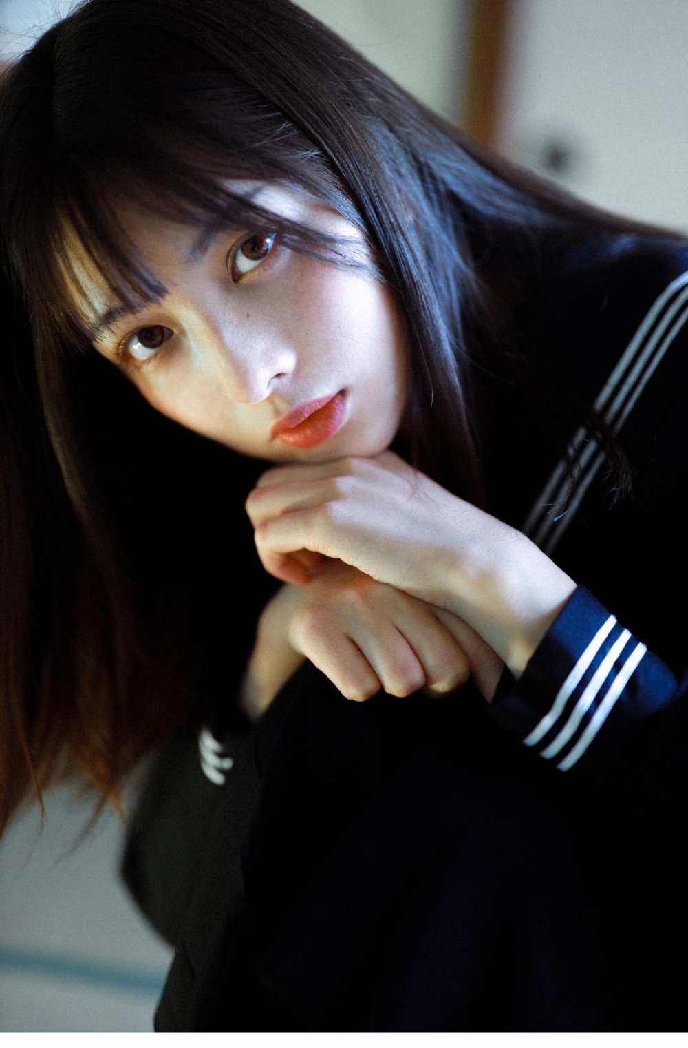 制服美女漂亮脸蛋白里透红图片