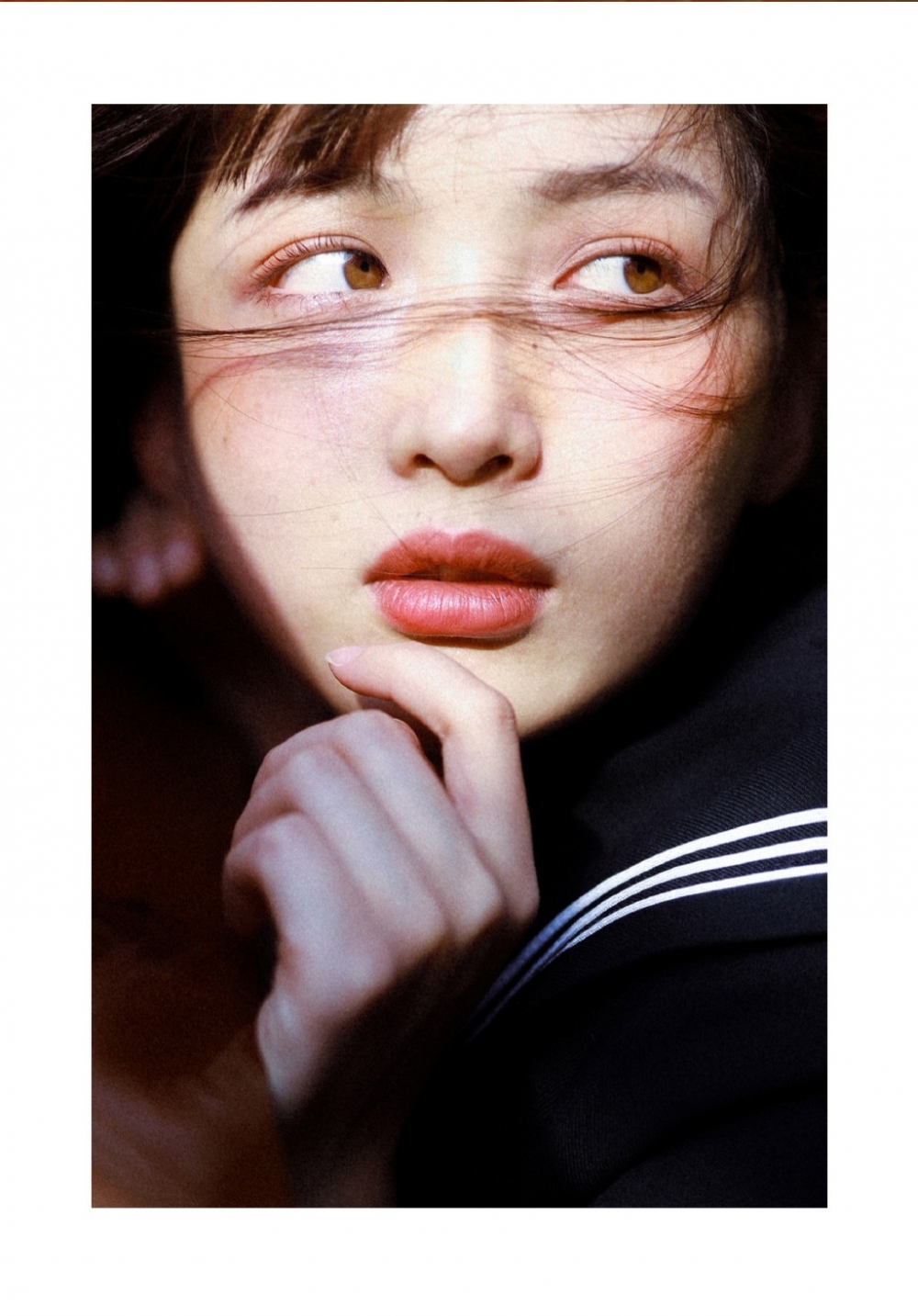 制服美女漂亮脸蛋白里透红图片