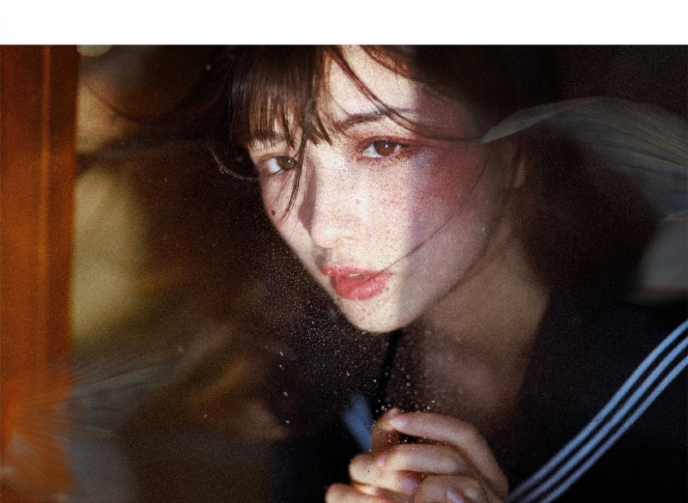 制服美女漂亮脸蛋白里透红图片