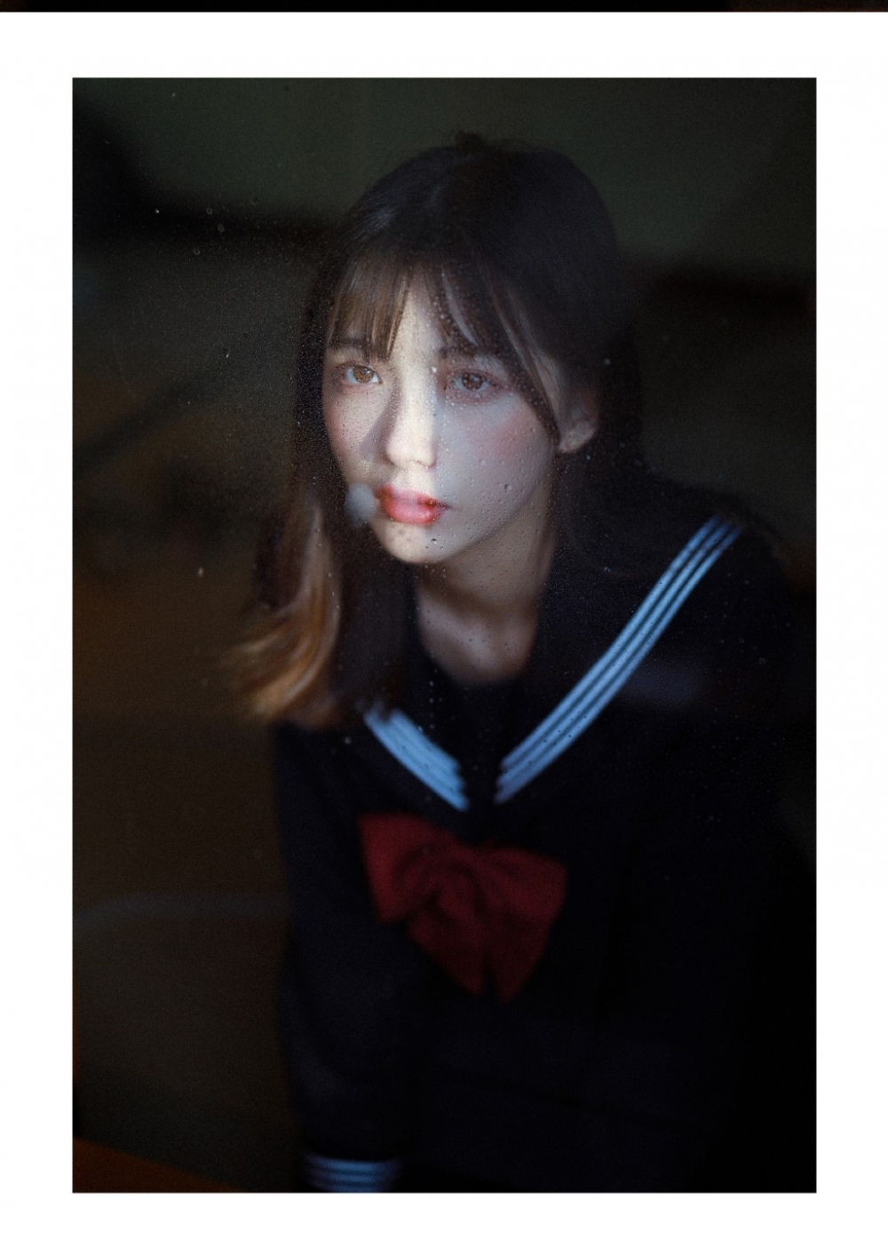 制服美女漂亮脸蛋白里透红图片