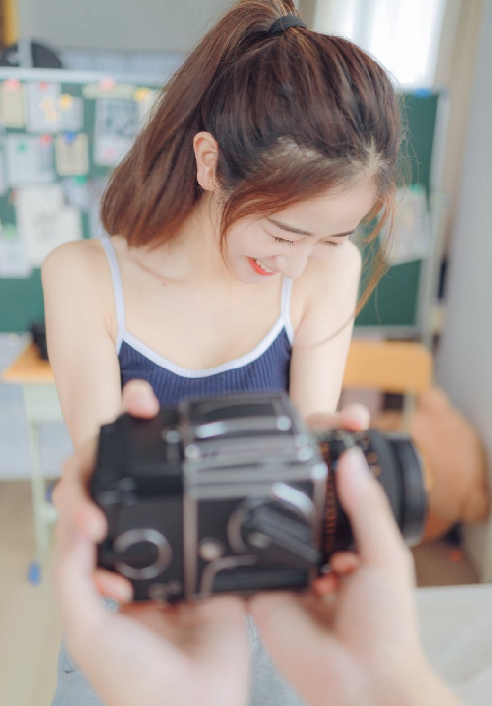 白嫩美眉吊带短裤室内个人写真