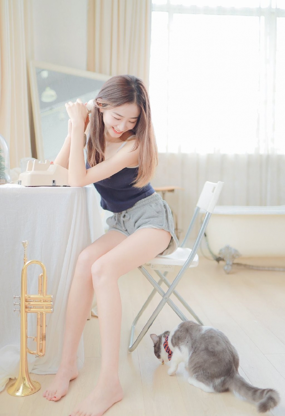 白嫩美眉吊带短裤室内个人写真