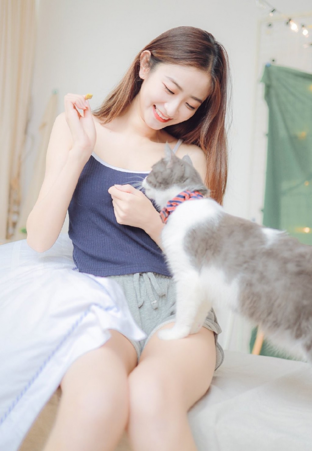 白嫩美眉吊带短裤室内个人写真