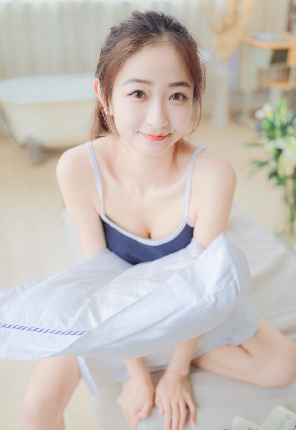 白嫩美眉吊带短裤室内个人写真