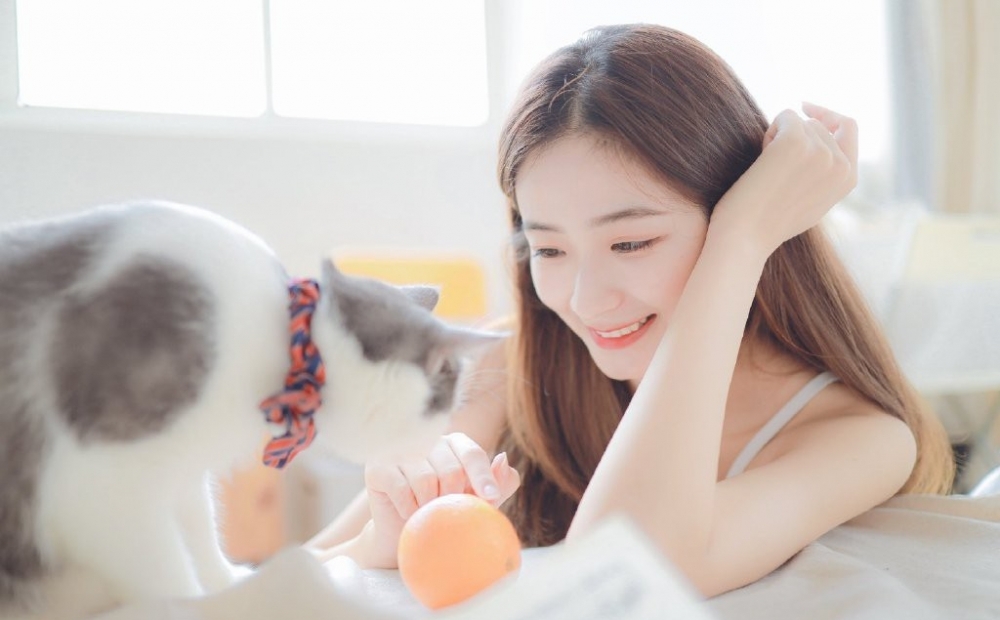 白嫩美眉吊带短裤室内个人写真