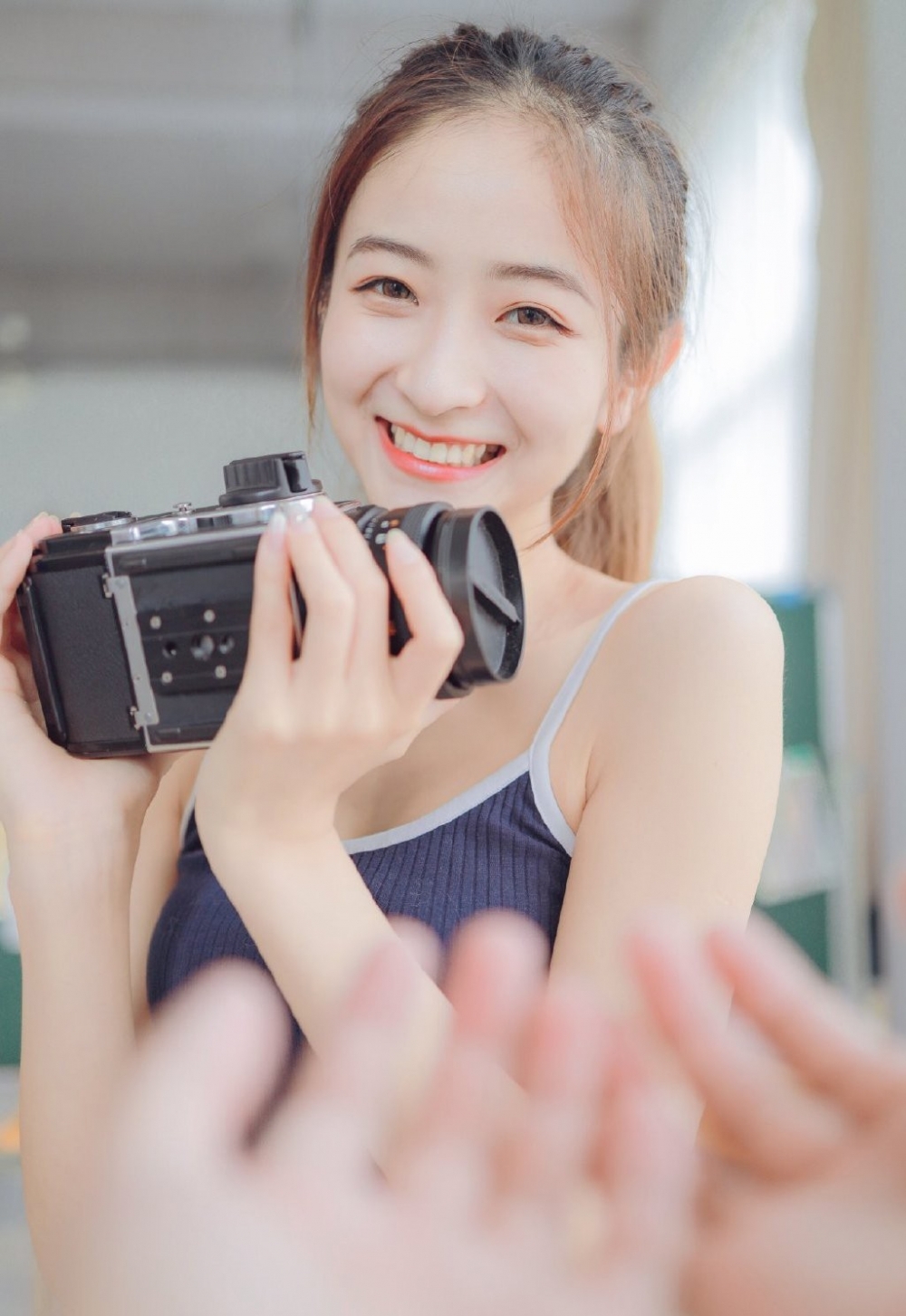 白嫩美眉吊带短裤室内个人写真