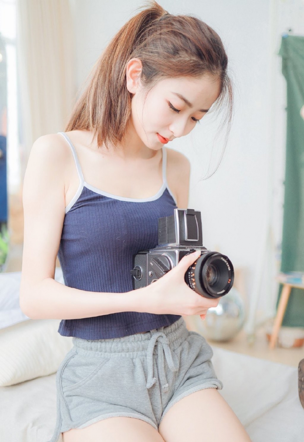白嫩美眉吊带短裤室内个人写真