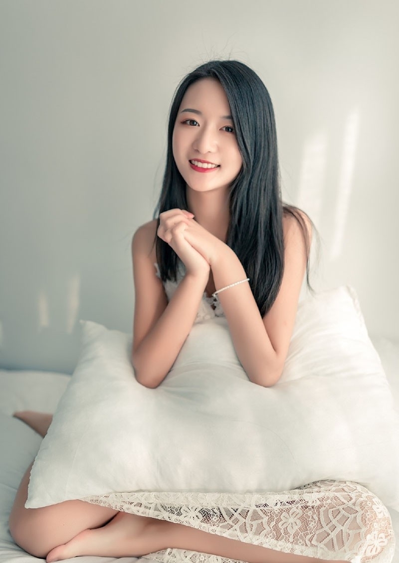 黑长直发美女吊带睡裙床上写真