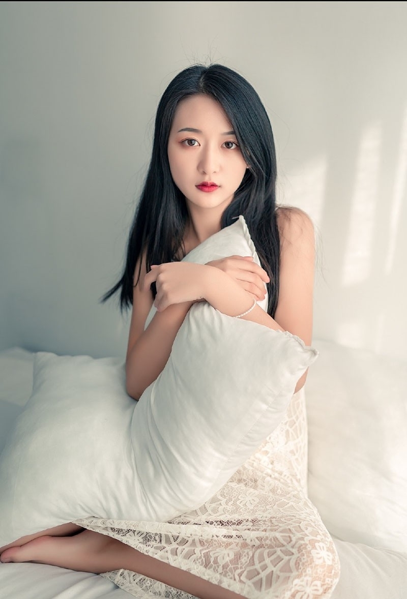 黑长直发美女吊带睡裙床上写真