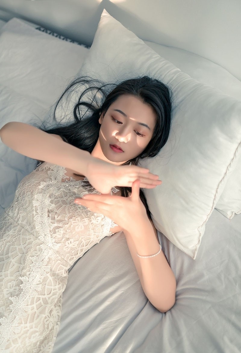 黑长直发美女吊带睡裙床上写真