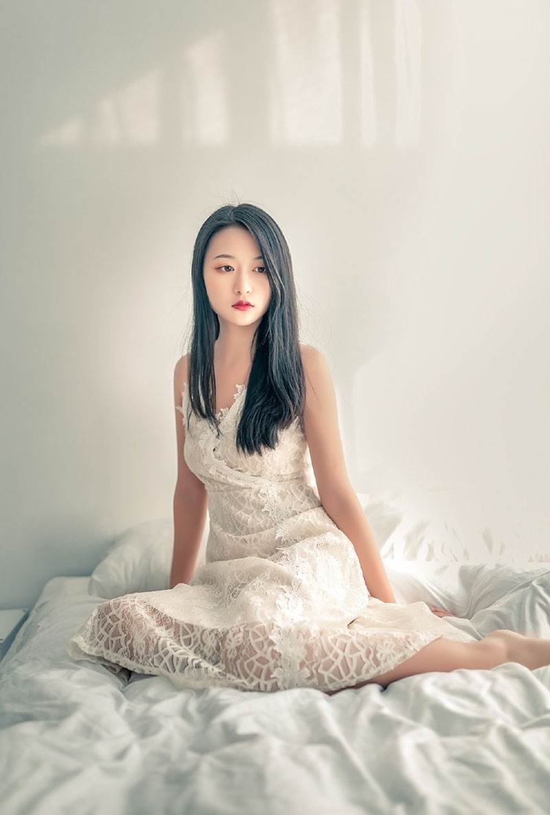 黑长直发美女吊带睡裙床上写真