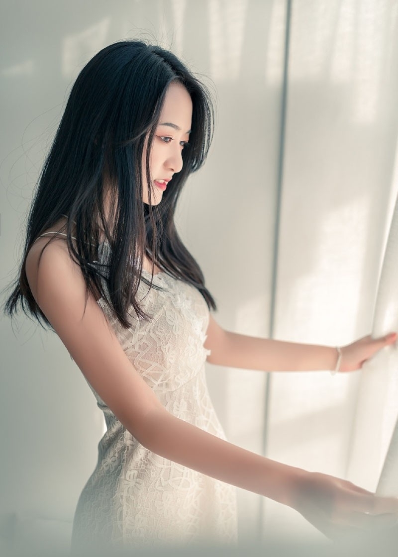 黑长直发美女吊带睡裙床上写真