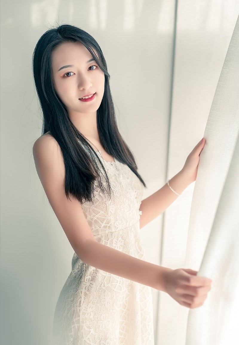 黑长直发美女吊带睡裙床上写真