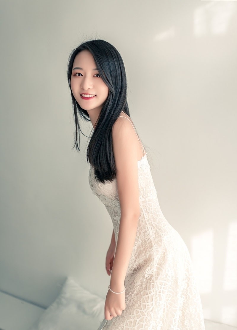 黑长直发美女吊带睡裙床上写真