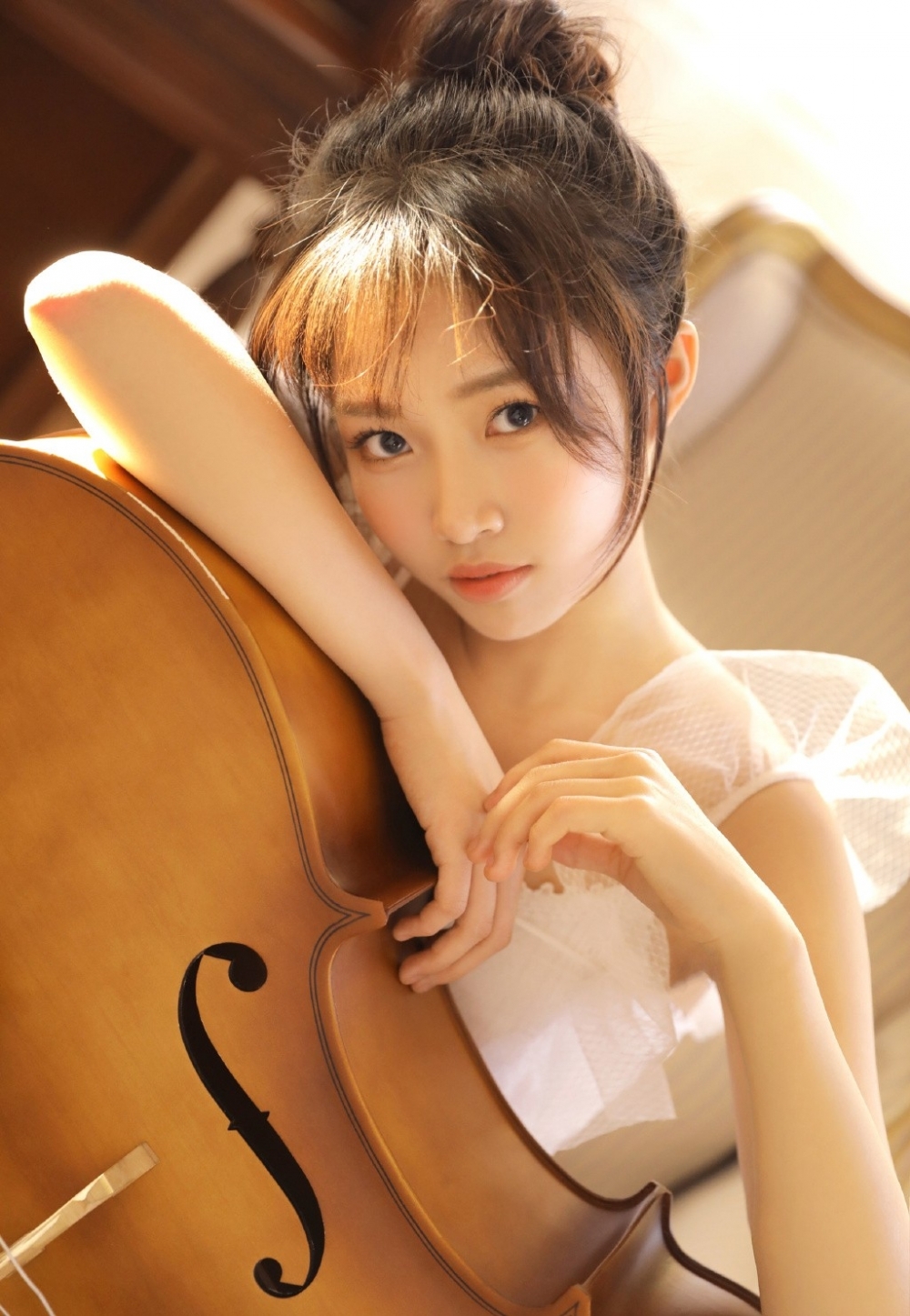 大提琴美少女吊带白裙私房写真