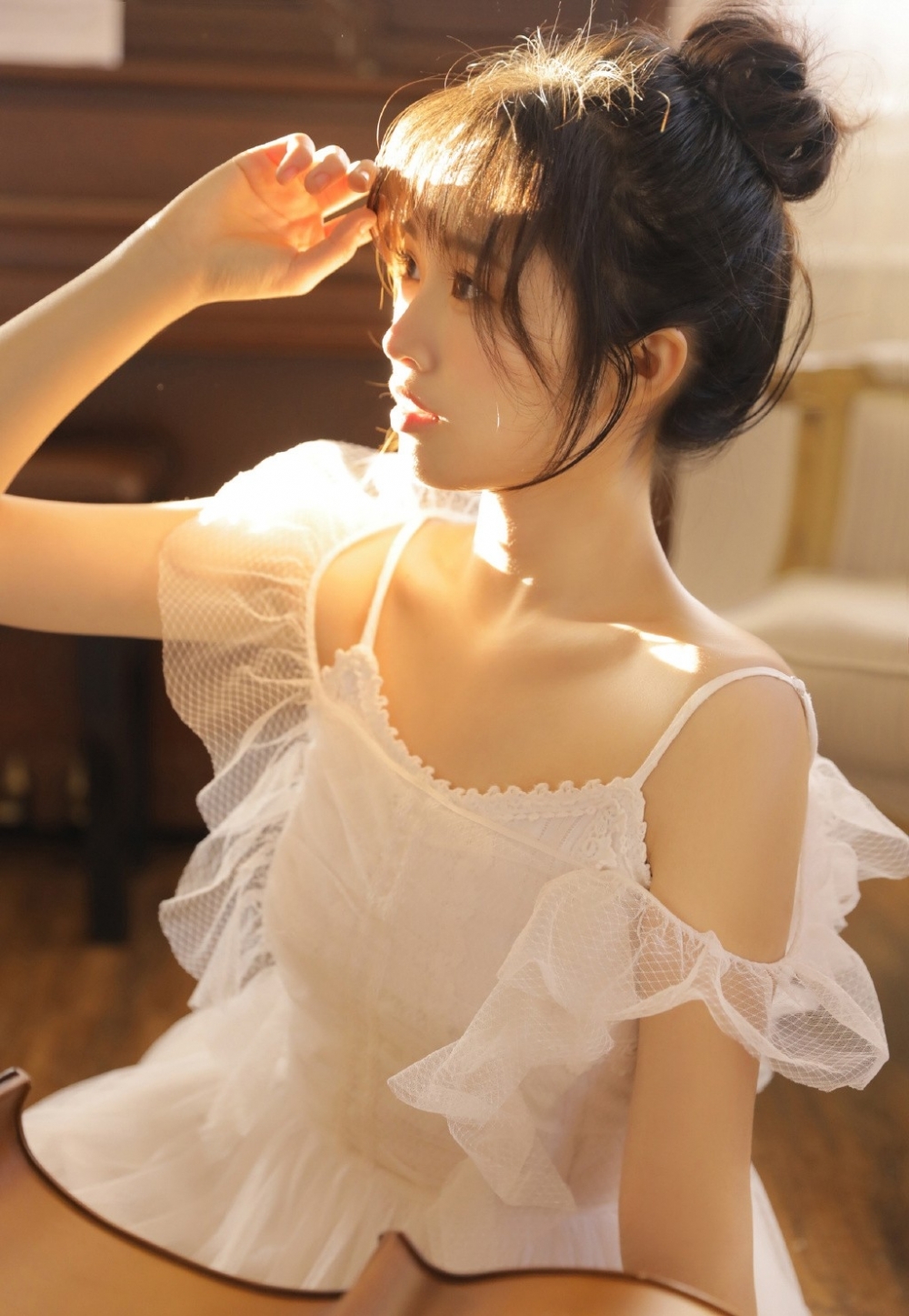 大提琴美少女吊带白裙私房写真