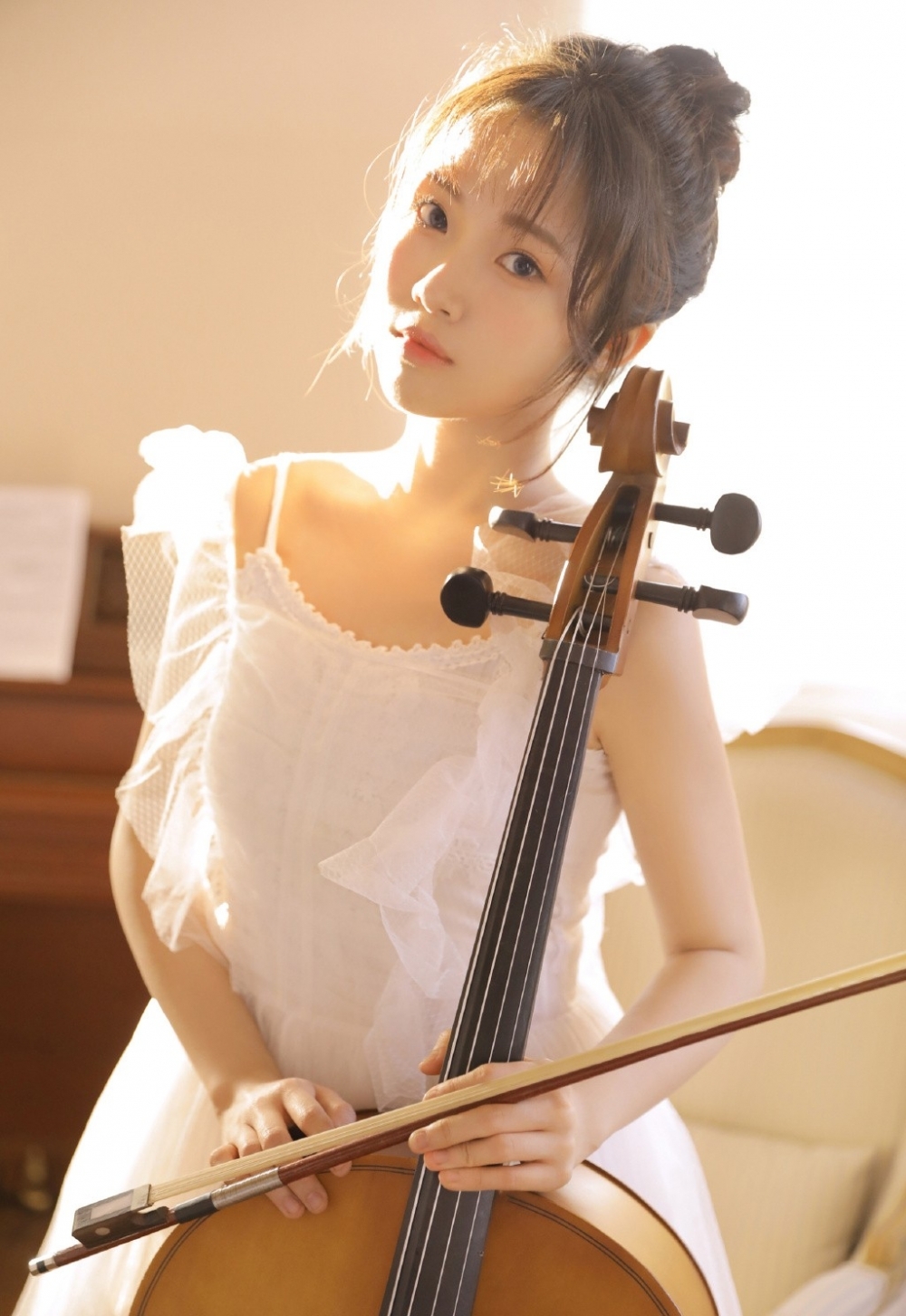 大提琴美少女吊带白裙私房写真