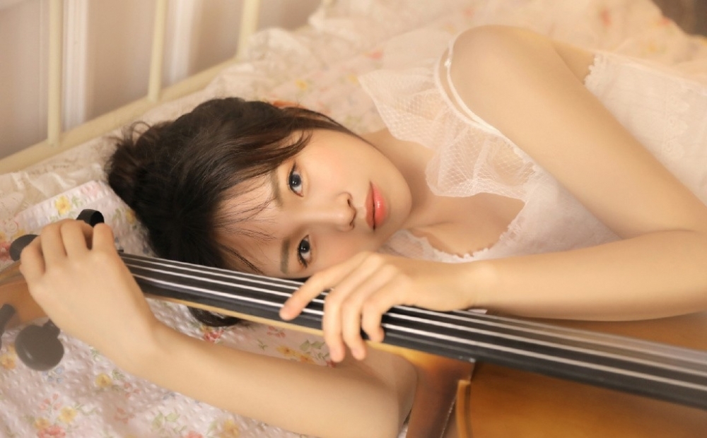 大提琴美少女吊带白裙私房写真