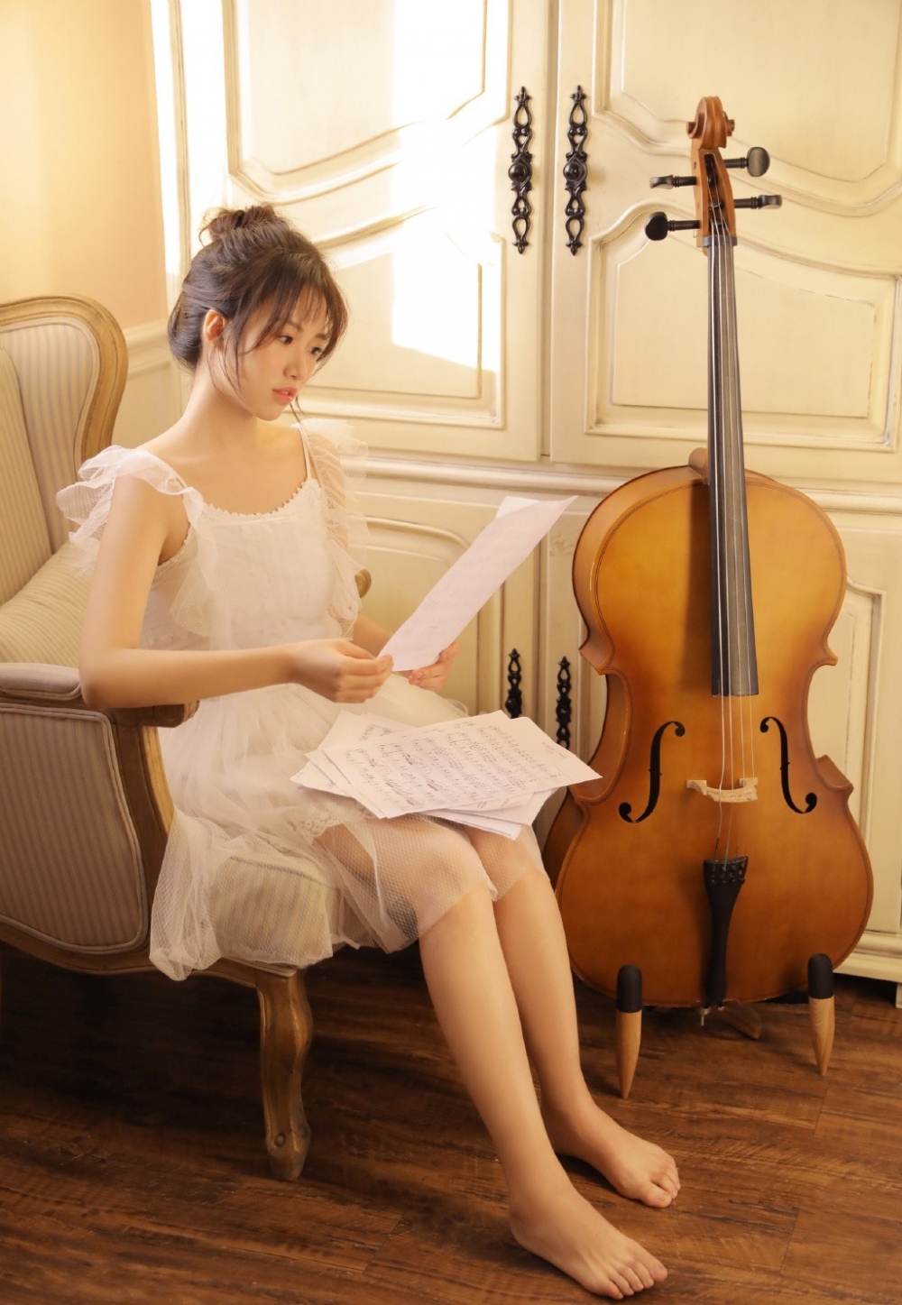 大提琴美少女吊带白裙私房写真