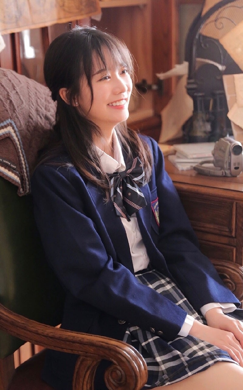 制服短裙美女白丝美腿居家写真