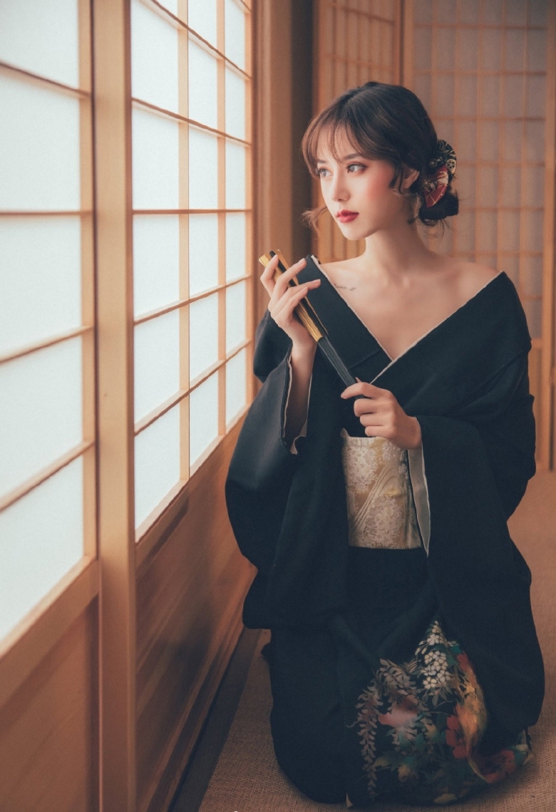 日本和服美女香肩锁骨诱惑写真