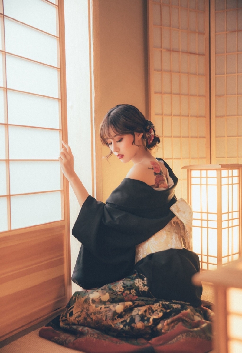 日本和服美女香肩锁骨诱惑写真