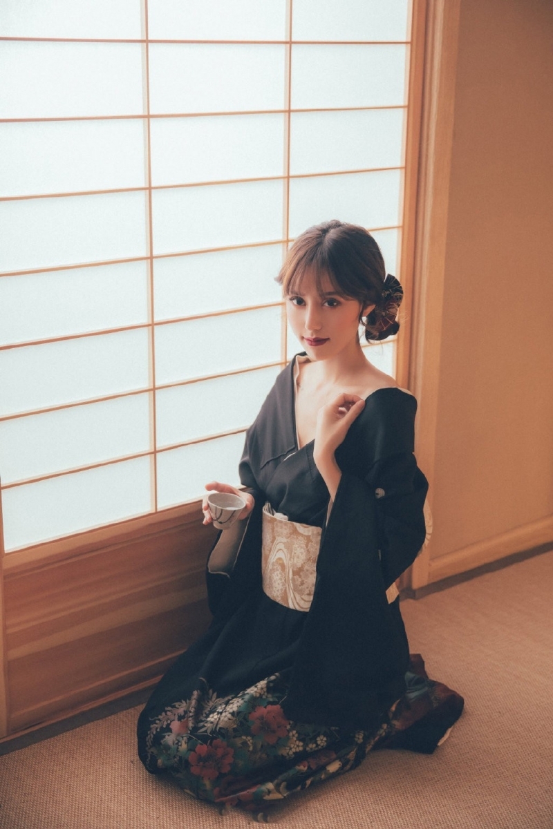 日本和服美女香肩锁骨诱惑写真