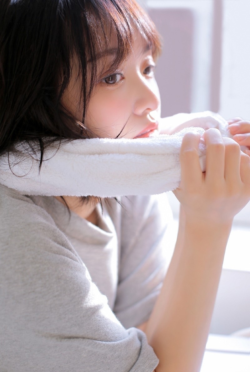 短发美少女卫生间调皮搞怪图片