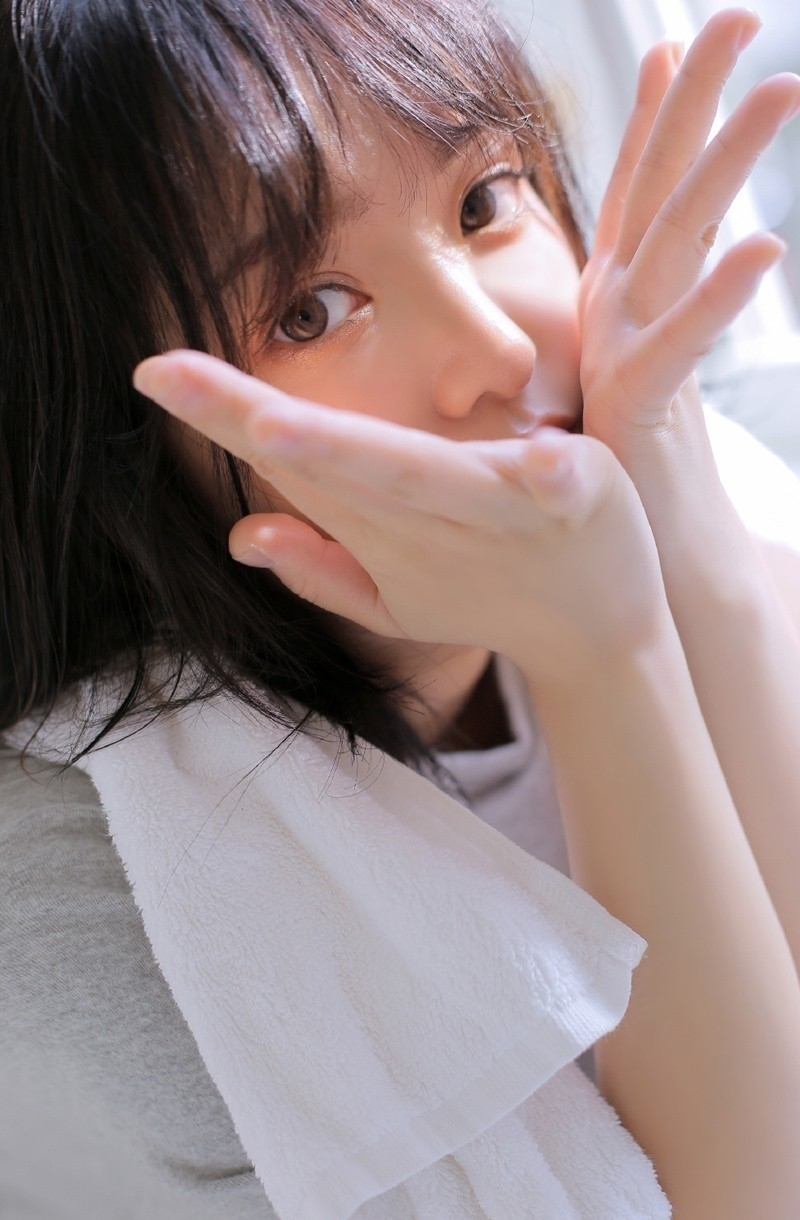 短发美少女卫生间调皮搞怪图片