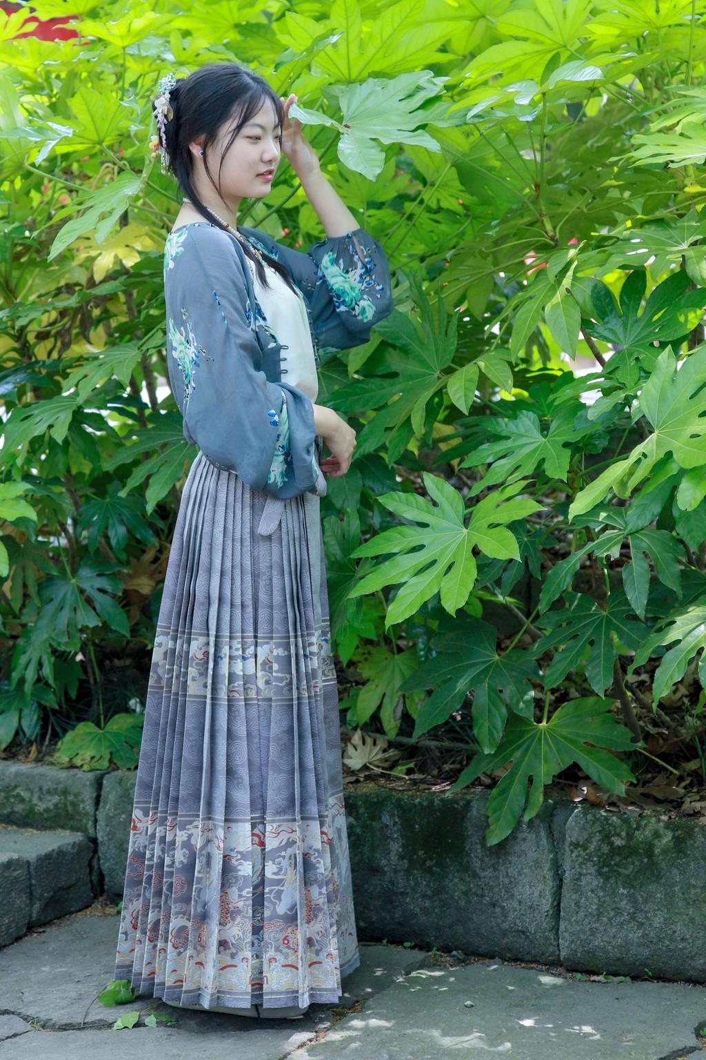 十八岁的汉服少女笑眼盈盈图片