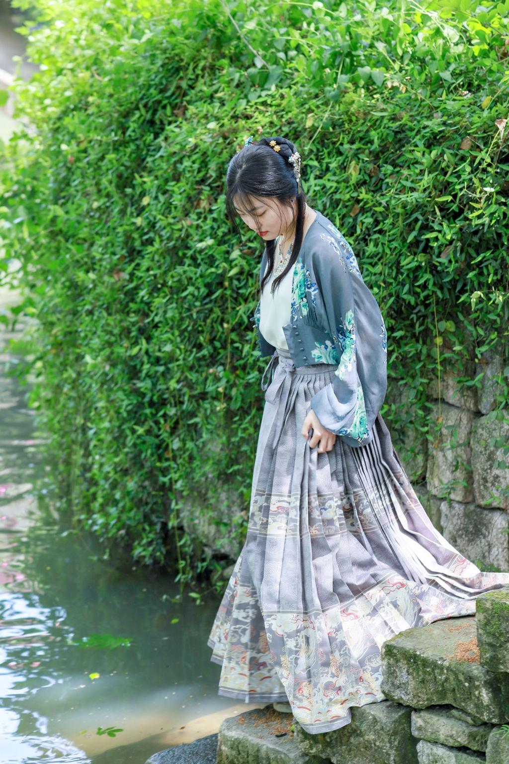 十八岁的汉服少女笑眼盈盈图片