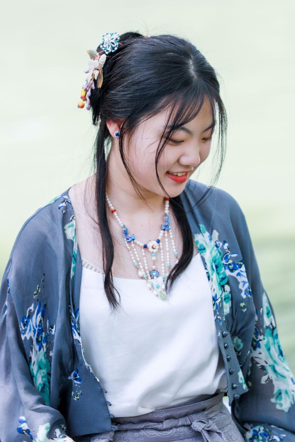 十八岁的汉服少女笑眼盈盈图片