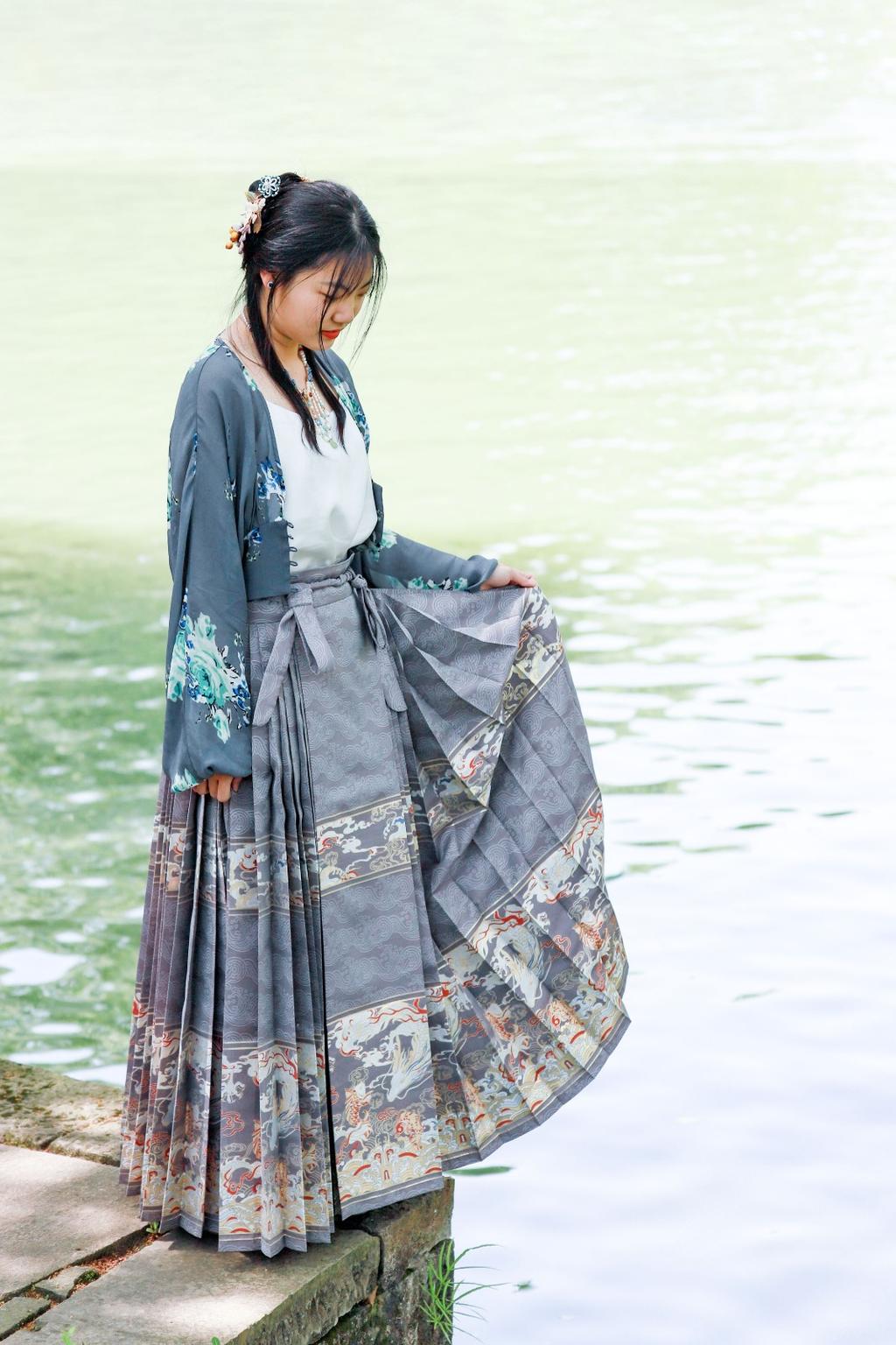 十八岁的汉服少女笑眼盈盈图片