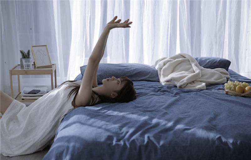 早安少女床上慵懒随性精选图片