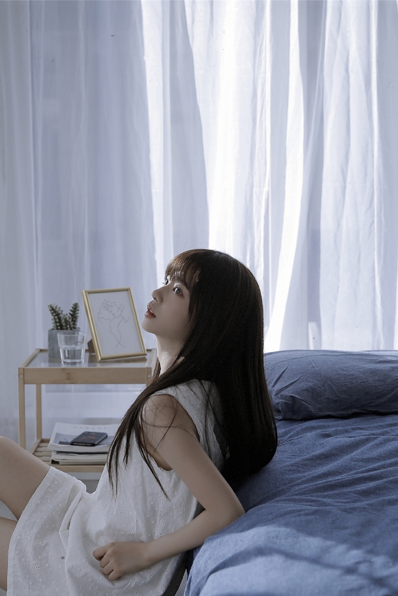 早安少女床上慵懒随性精选图片