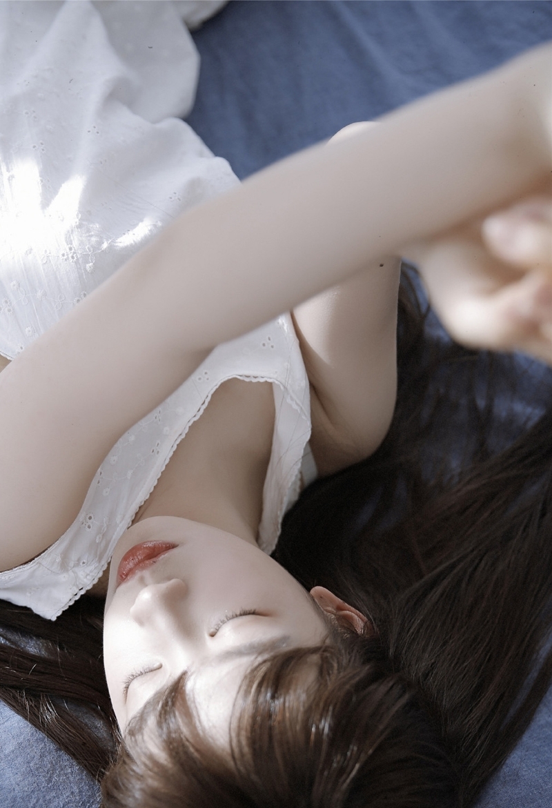 早安少女床上慵懒随性精选图片