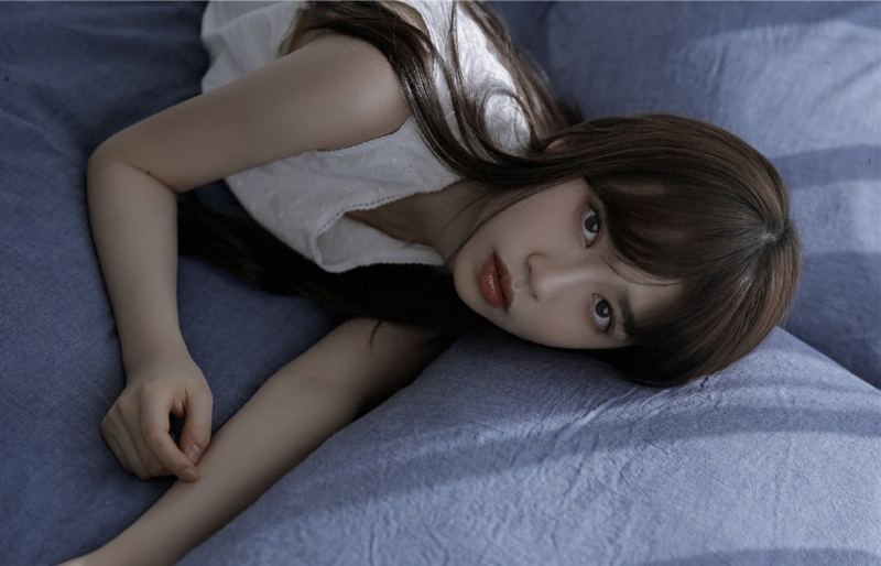 早安少女床上慵懒随性精选图片