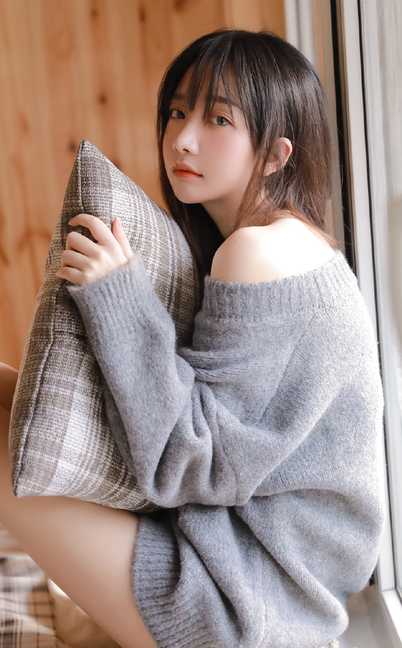 大长腿小姐姐小露香肩私房写真