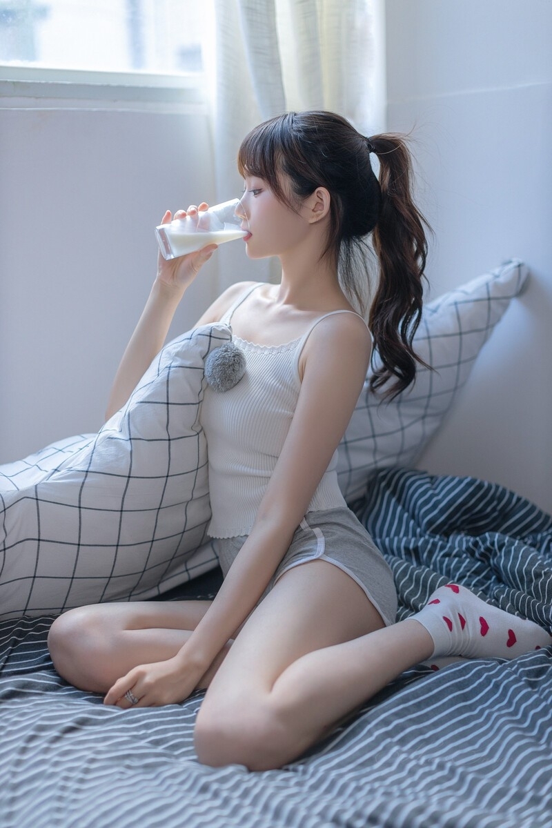 高马尾小姐姐超短裤大长腿图片