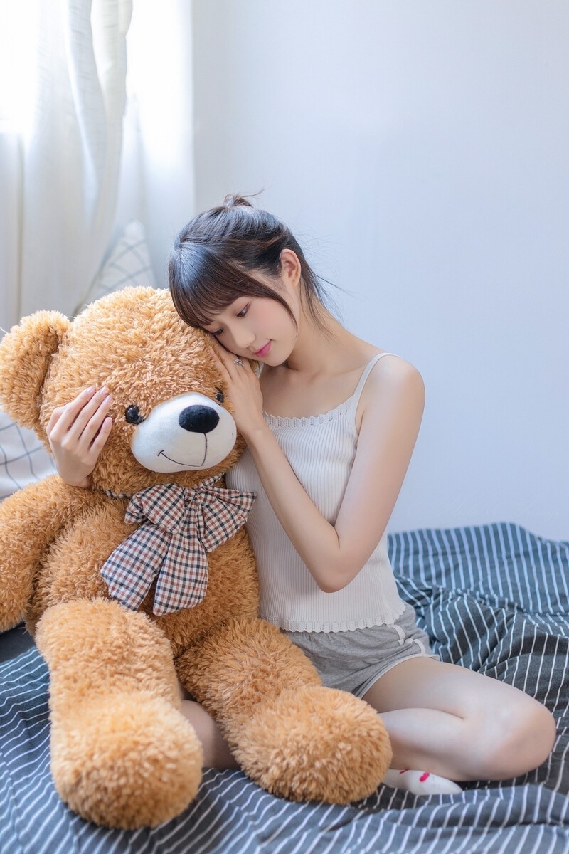 高马尾小姐姐超短裤大长腿图片