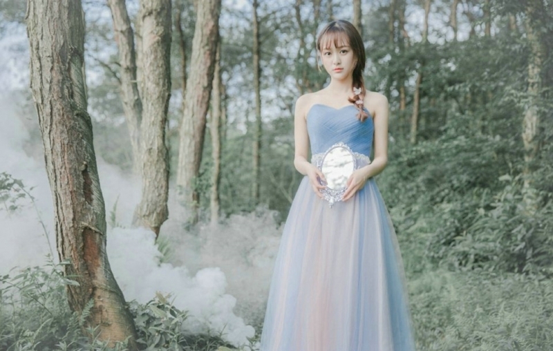 森系美女抹胸纱裙仙气飘飘写真