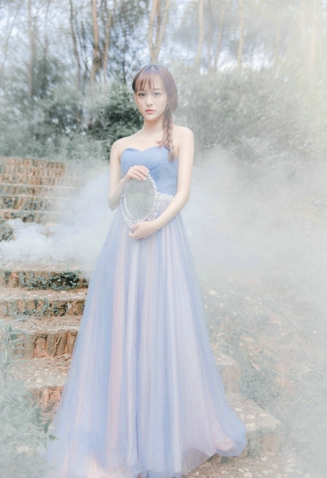 森系美女抹胸纱裙仙气飘飘写真