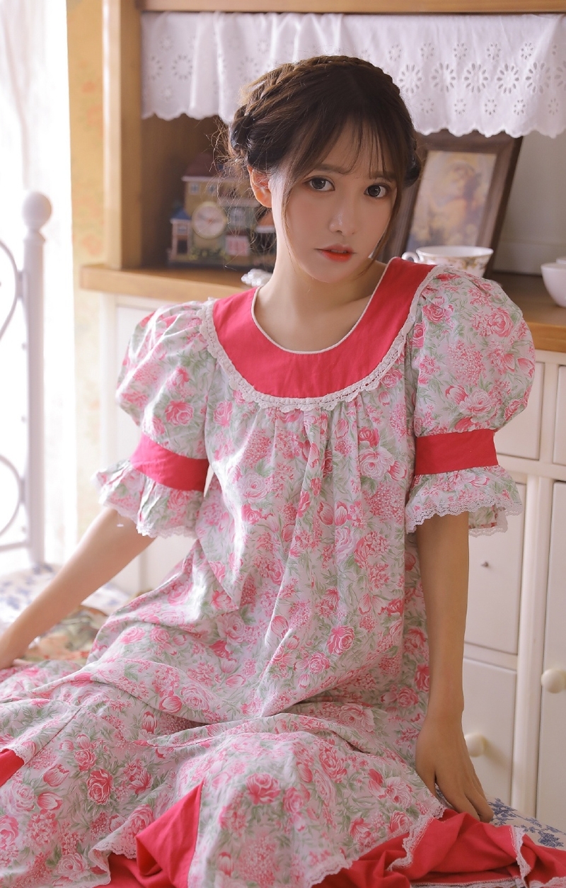 碎花连衣裙美少女甜美可人写真