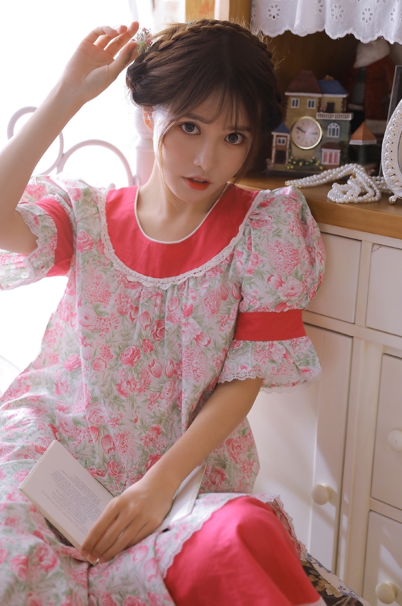 碎花连衣裙美少女甜美可人写真