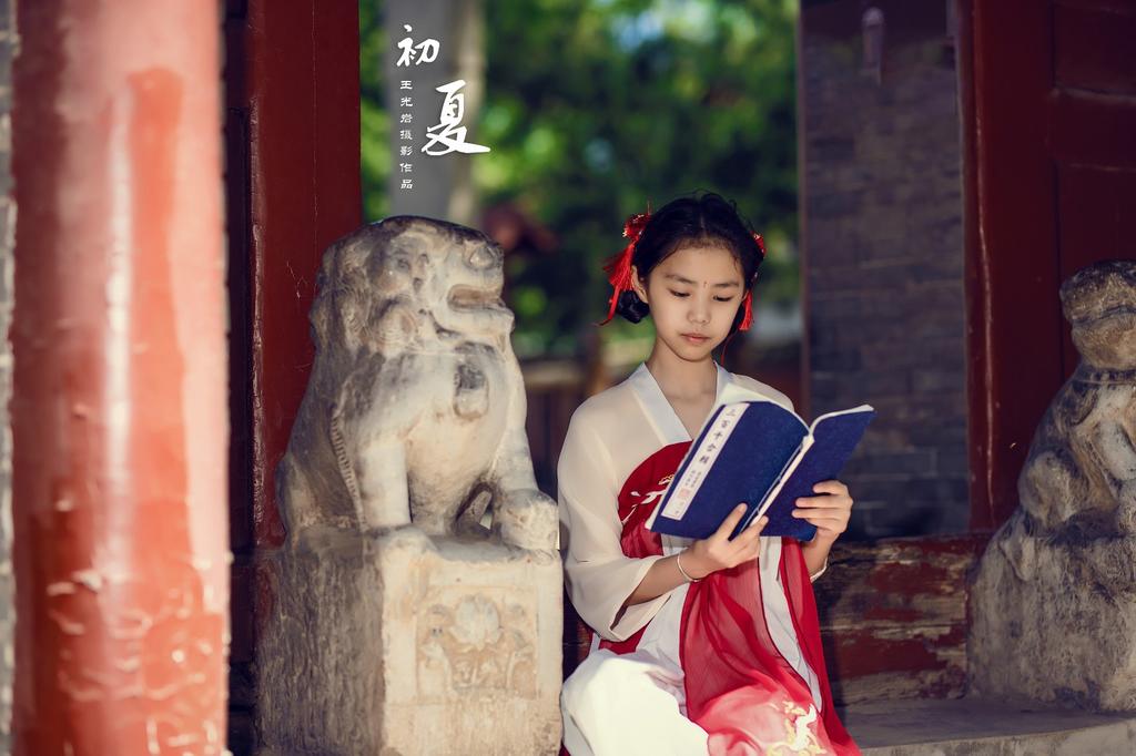 亭亭玉立汉服美女唯美古风摄影