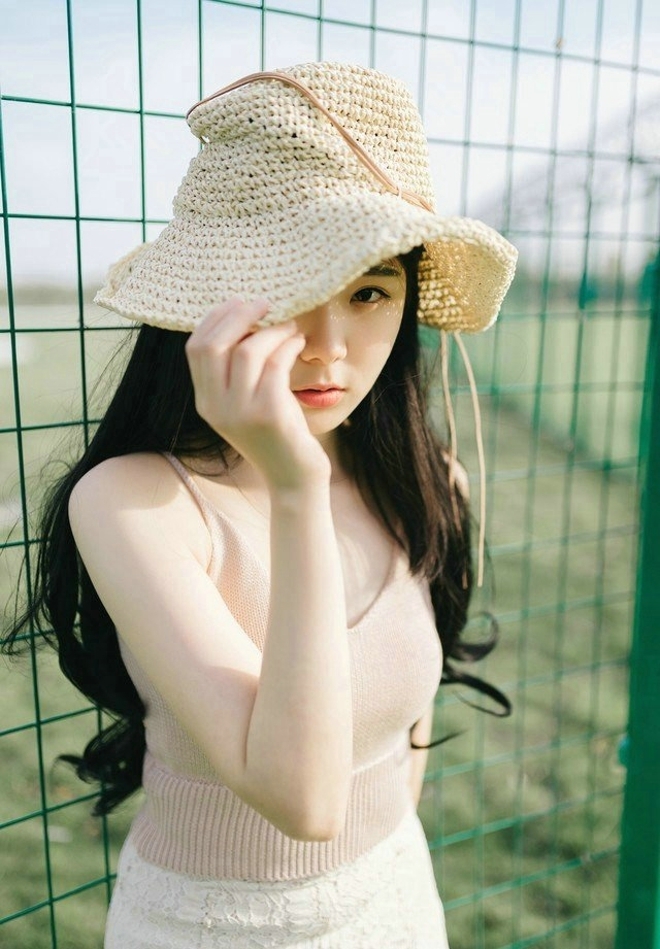 草帽美女黑长直发清新可人写真