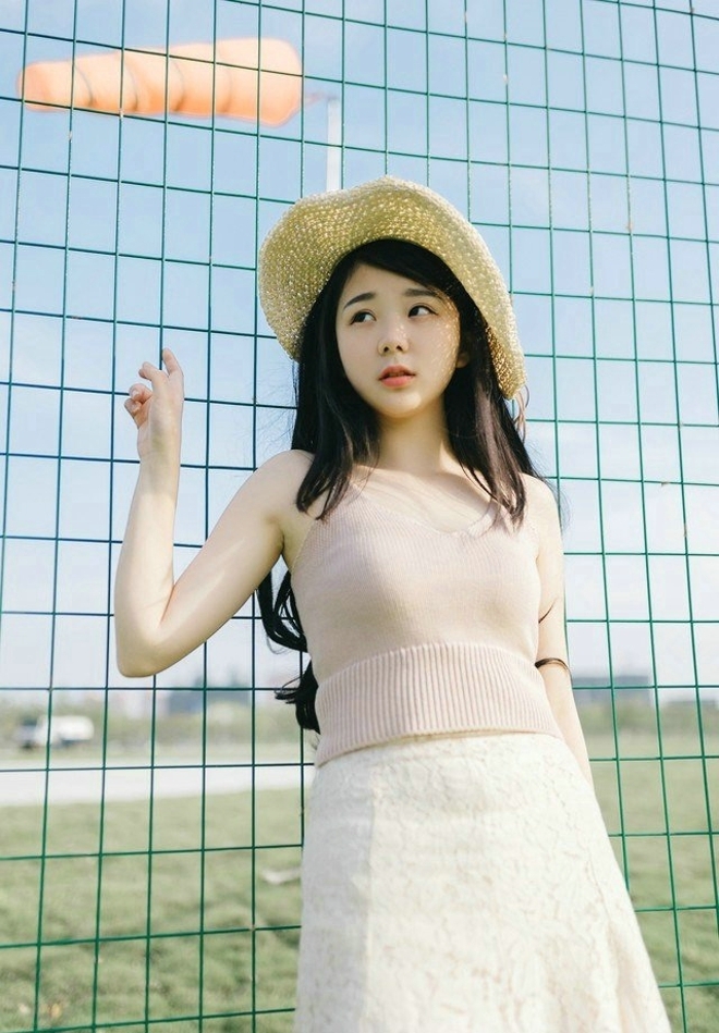 草帽美女黑长直发清新可人写真